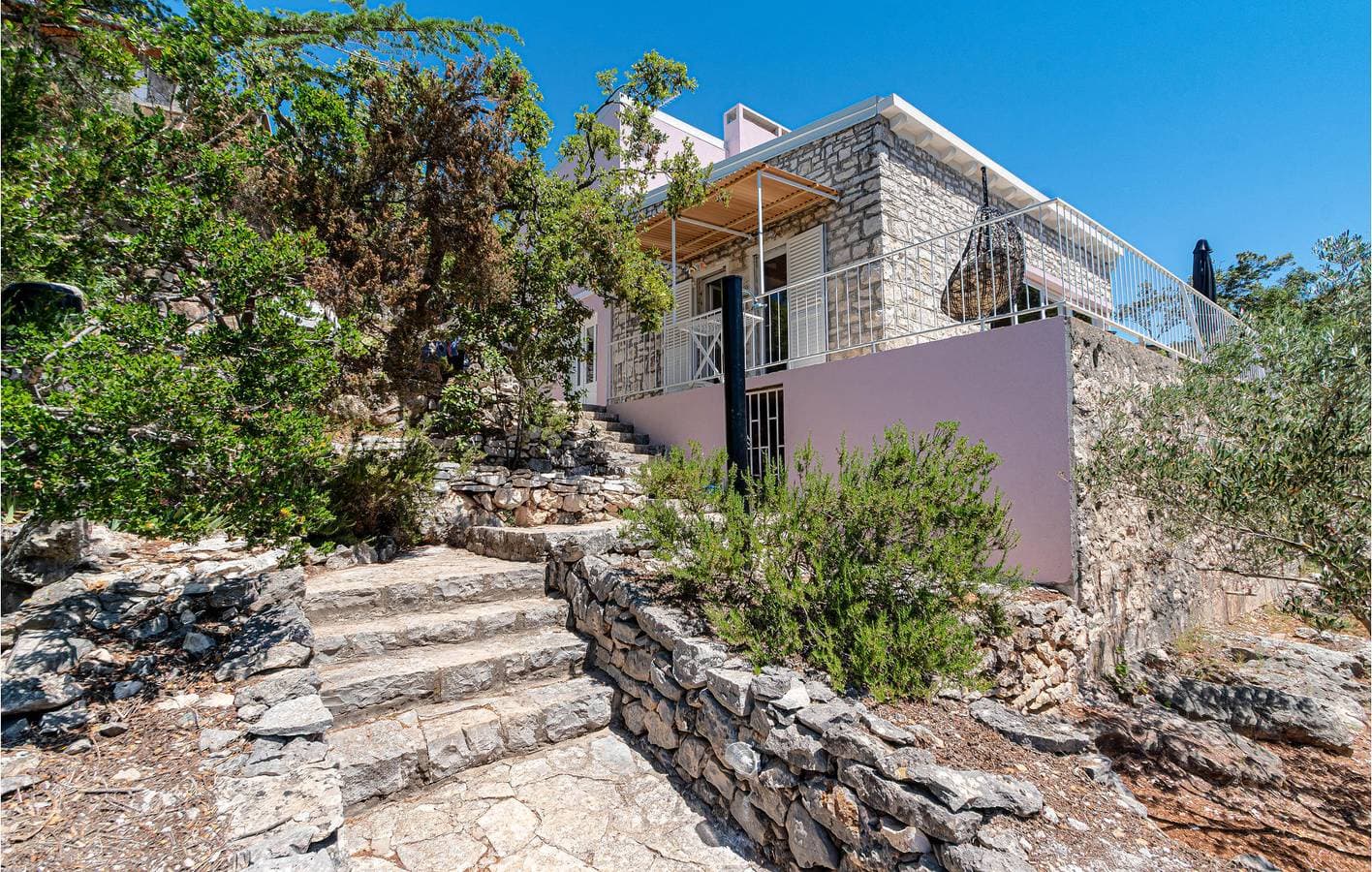 Foto 2 von 41: Seaside Retreat: Gemütliche Ferienwohnung mit Terrasse, Küche und kostenlosem Parkplatz