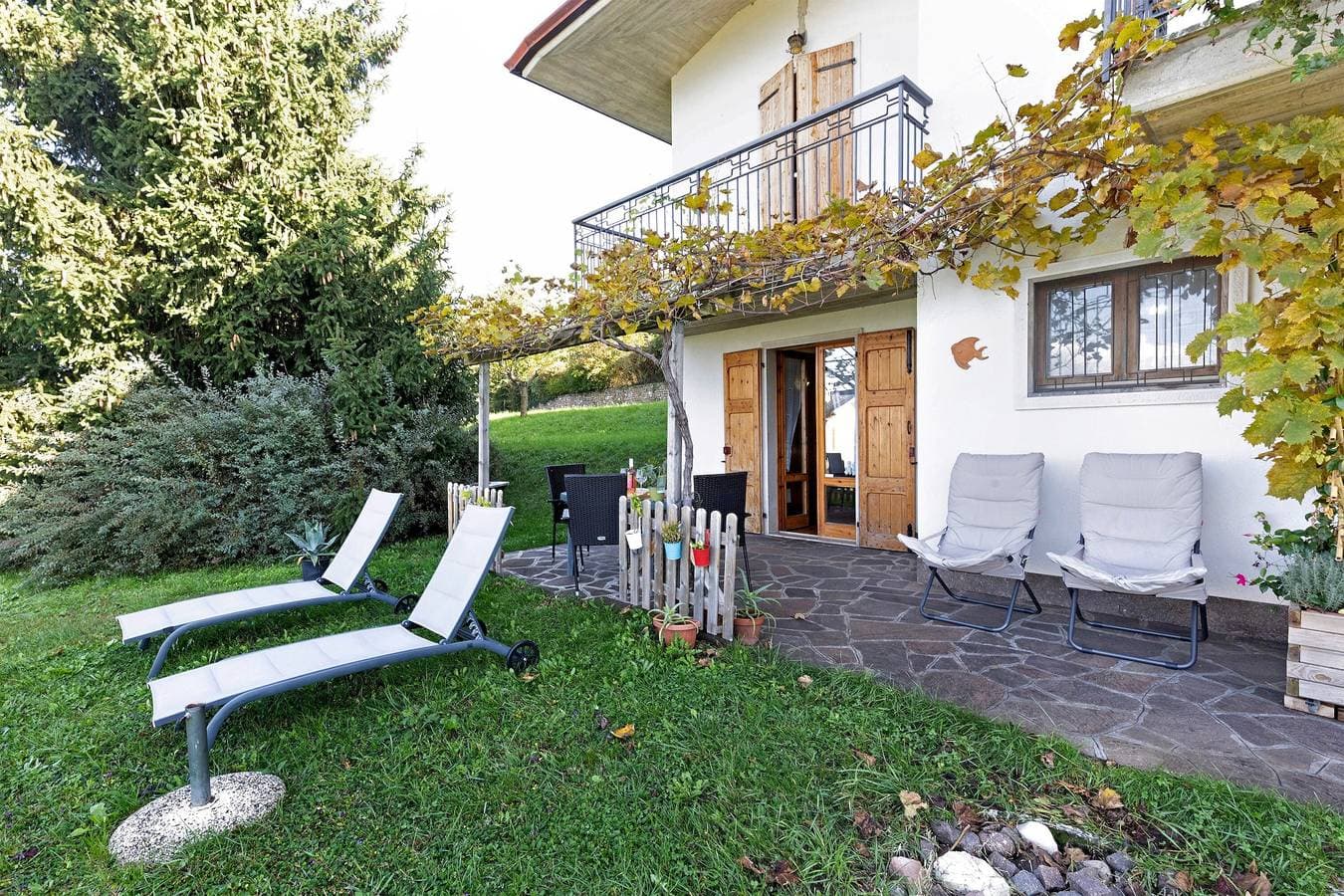 Foto 2 von 27: Monoroom mit Garten- und Seeblick, privater Terrasse und WLAN