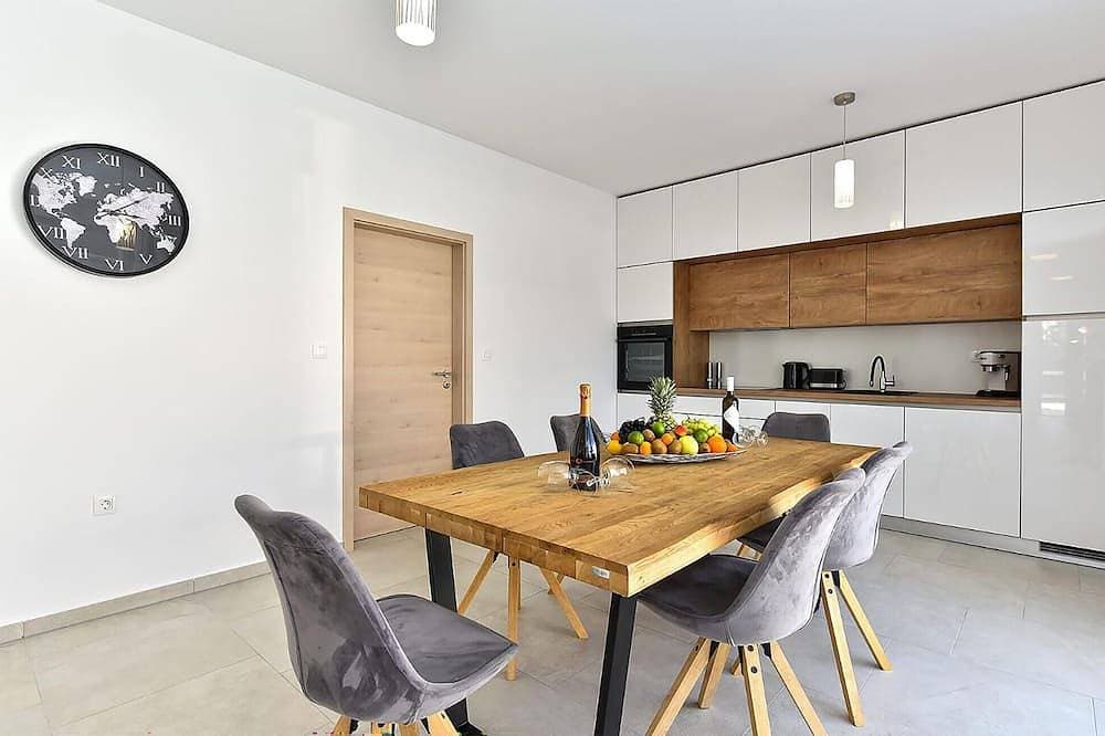 Foto 13 von 28: Beautiful home in Peroj with private swimming pool, can be inside or outside