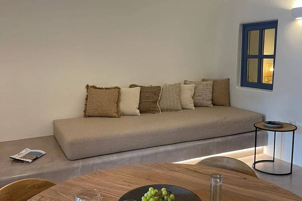 Foto 7 von 20: Amazing Santorini Suite | Ananke Suite | Private Hot Tub | Spacious Furnished.