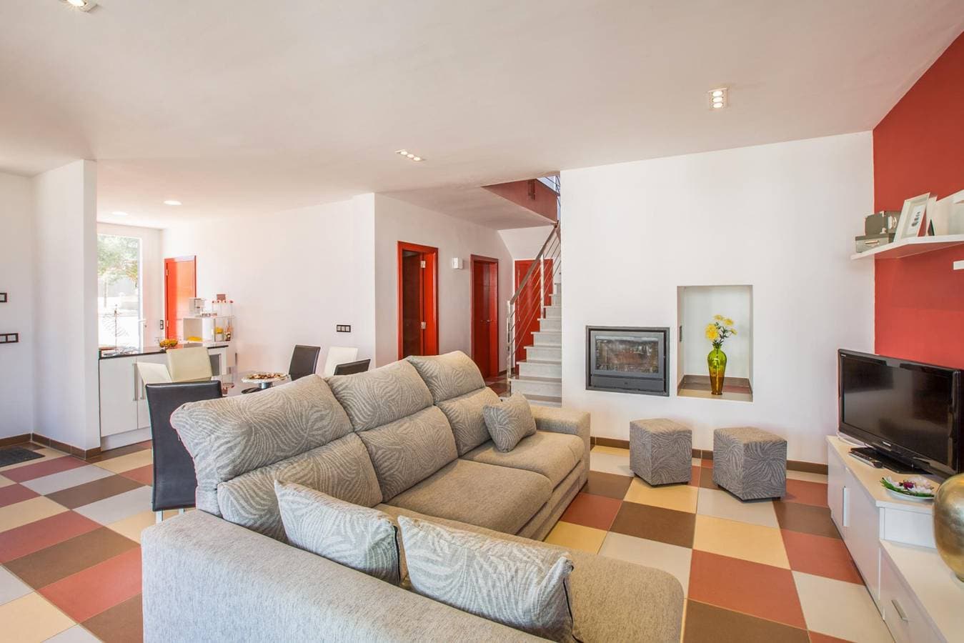 Foto 8 von 23: Mosaic - Behagliches Ferienhaus mit hübschen Terrassen in der Nähe des Strandes. WiFi gratis