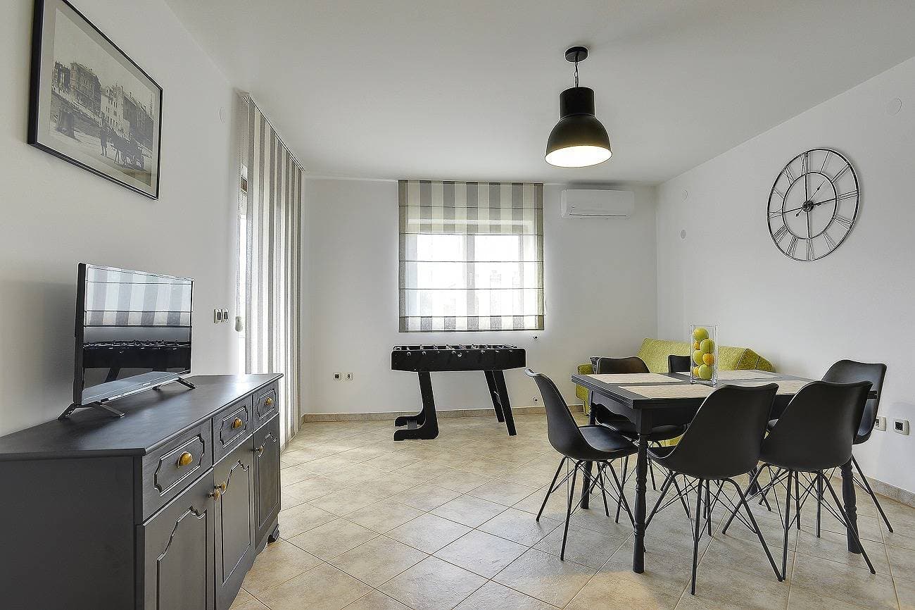 Foto 5 von 21: Neu renovierte Ferienwohnung mit Klima, WLAN, Waschmaschine, Tischfußball, Grill, Fahrräder und einem Kinderspielplatz