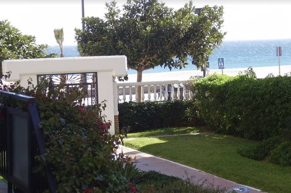 Foto 9 von 24: Beachfront 2 bedroom apartment, seaview, swimmingpool, parking