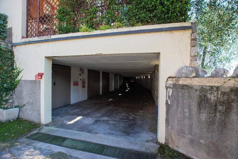 Foto 12 von 27: Traumhafter Balkon über dem See mit schönem Pool, Palmen und Olivenhain