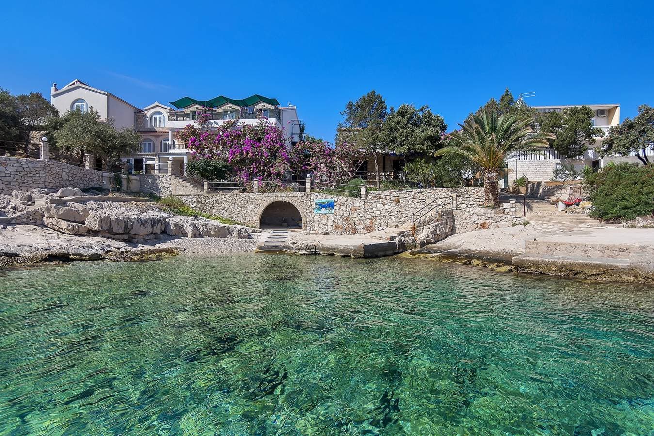 Foto 5 von 27: 1-Zimmer-Ferienwohnung am Strand Bucht Pokrivenik, Hvar A-10419-b