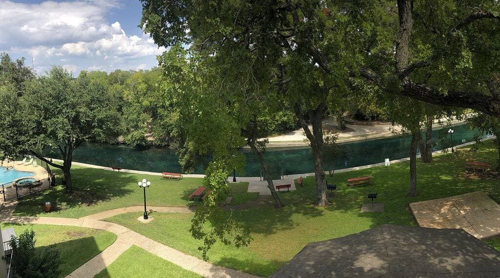 Foto 9 von 15: Neue Auflistung!  Schöne aktualisierte Wohnung mit direktem Blick auf den Fluss vom Balkon