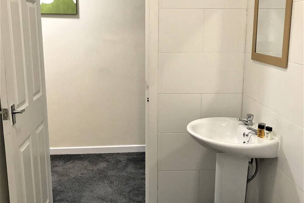 Foto 10 von 28: Apartment-Komfort-Eigenes Badezimmer-Strassenblick