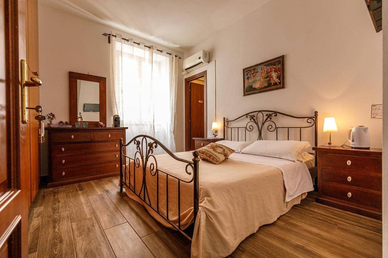 Foto 4 von 17: Double Room Street Side