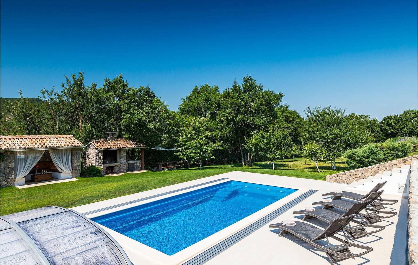 Foto 4 von 36: Geräumige 2-Zimmer-Wohnung mit Pool und Parkplatz in der Nähe des Stadtzentrums von Roč