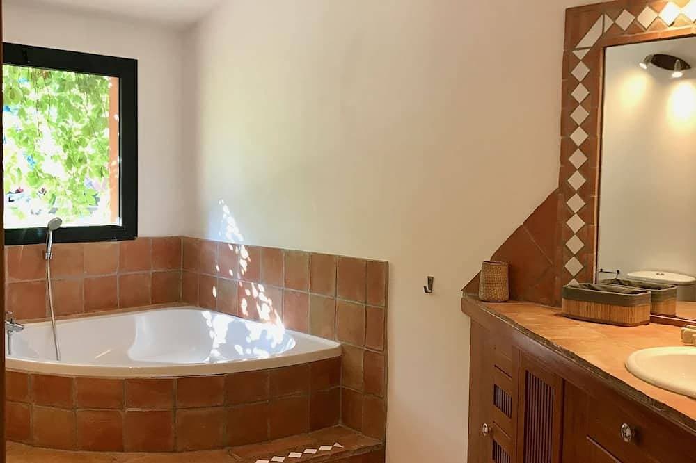 Foto 5 von 30: Architekt Villa 220 m2 Schwimmbad Jacuzzi Park 2.600 m2 4 Schlafzimmer Bouleplatz