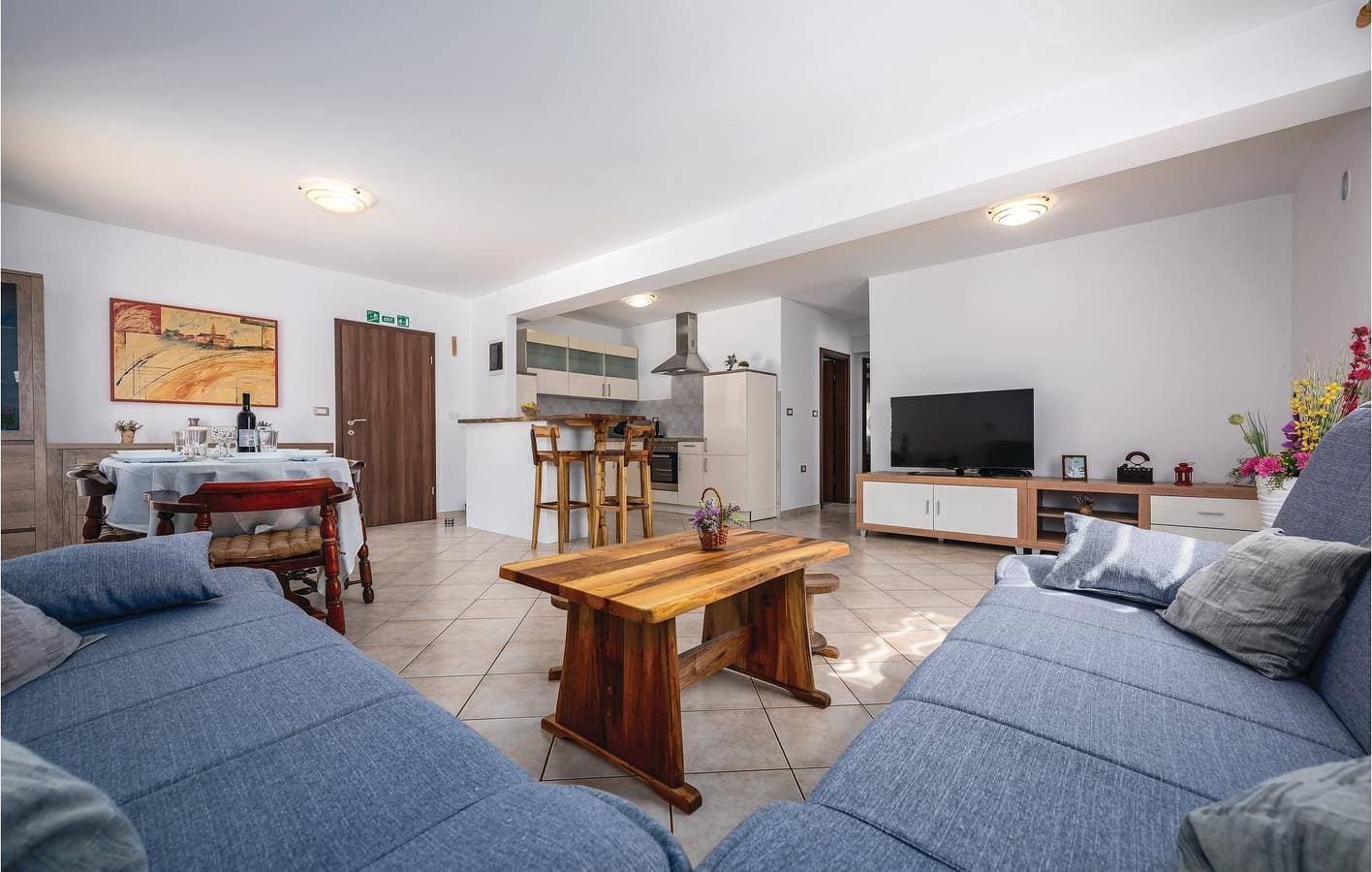 Foto 3 von 30: Gemütliche 2-Zimmer-Wohnung mit Terrasse in der Nähe von Montrin und Plovanija