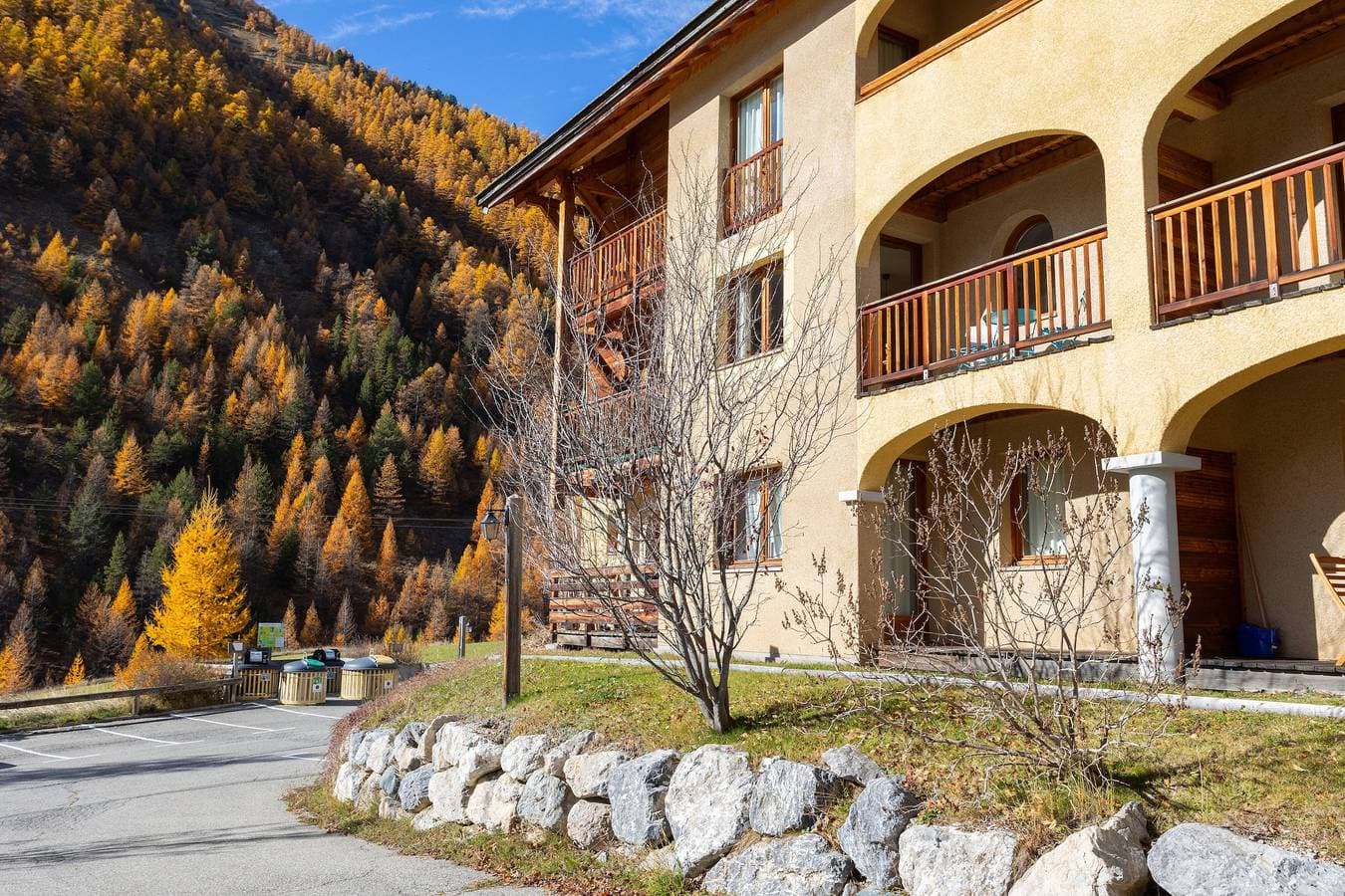 Foto 2 von 20: Appartement 'Les Granges – Panoramablick' mit Bergblick, Gemeinschaftspool und Balkon