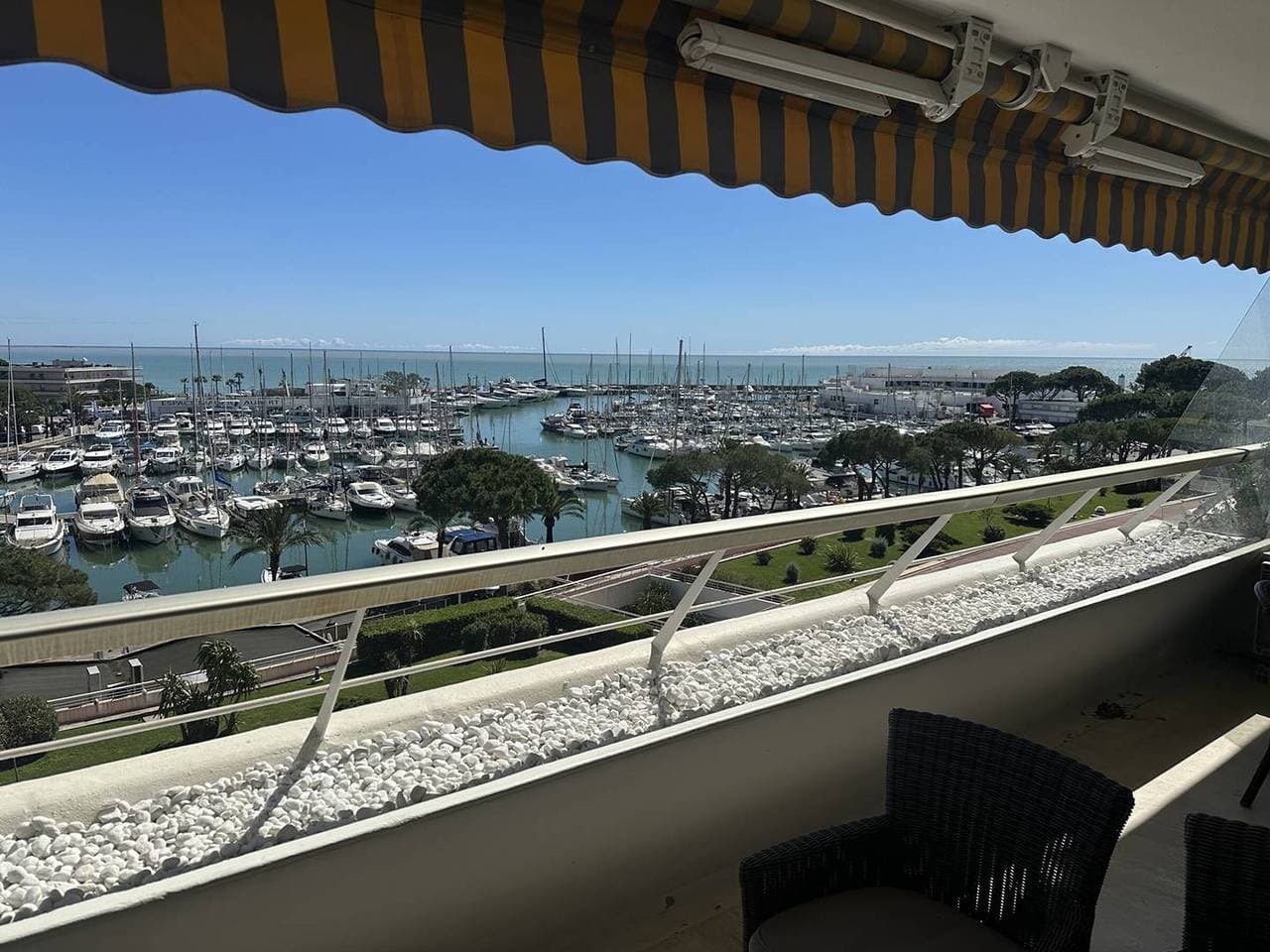 Foto 12 von 19: Geräumige Wohnung mit Terrasse Blick auf den Hafen, Parkplatz inklusive