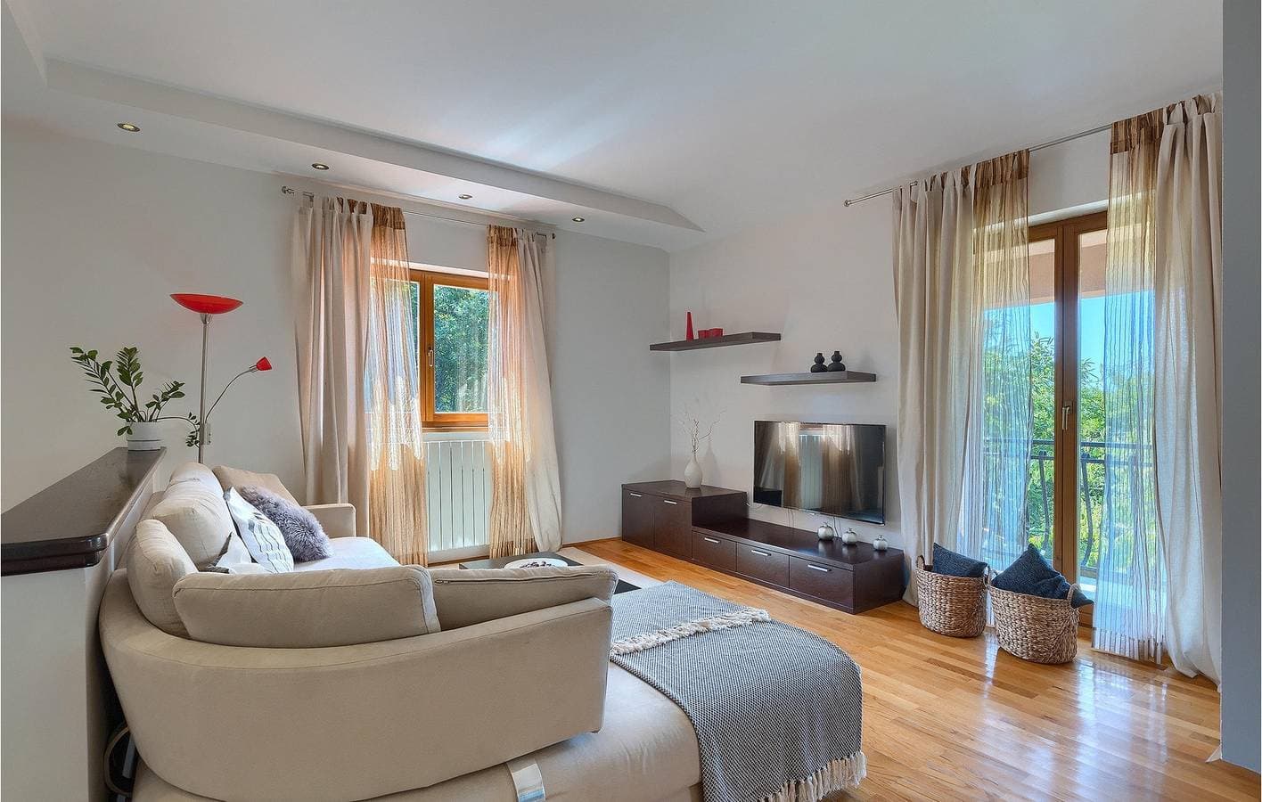 Foto 9 von 61: Geräumige 2-Zimmer-Wohnung mit Pool, WLAN und Parkplatz in der Nähe von Restaurants