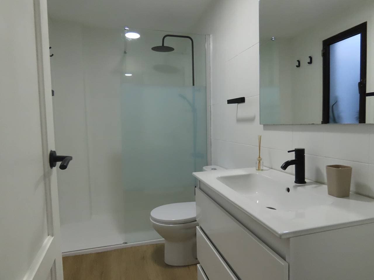 Foto 13 von 24: Ferienwohnung 'Apartamento Con Piscina Arinaga' mit Gemeinschaftspool und WLAN