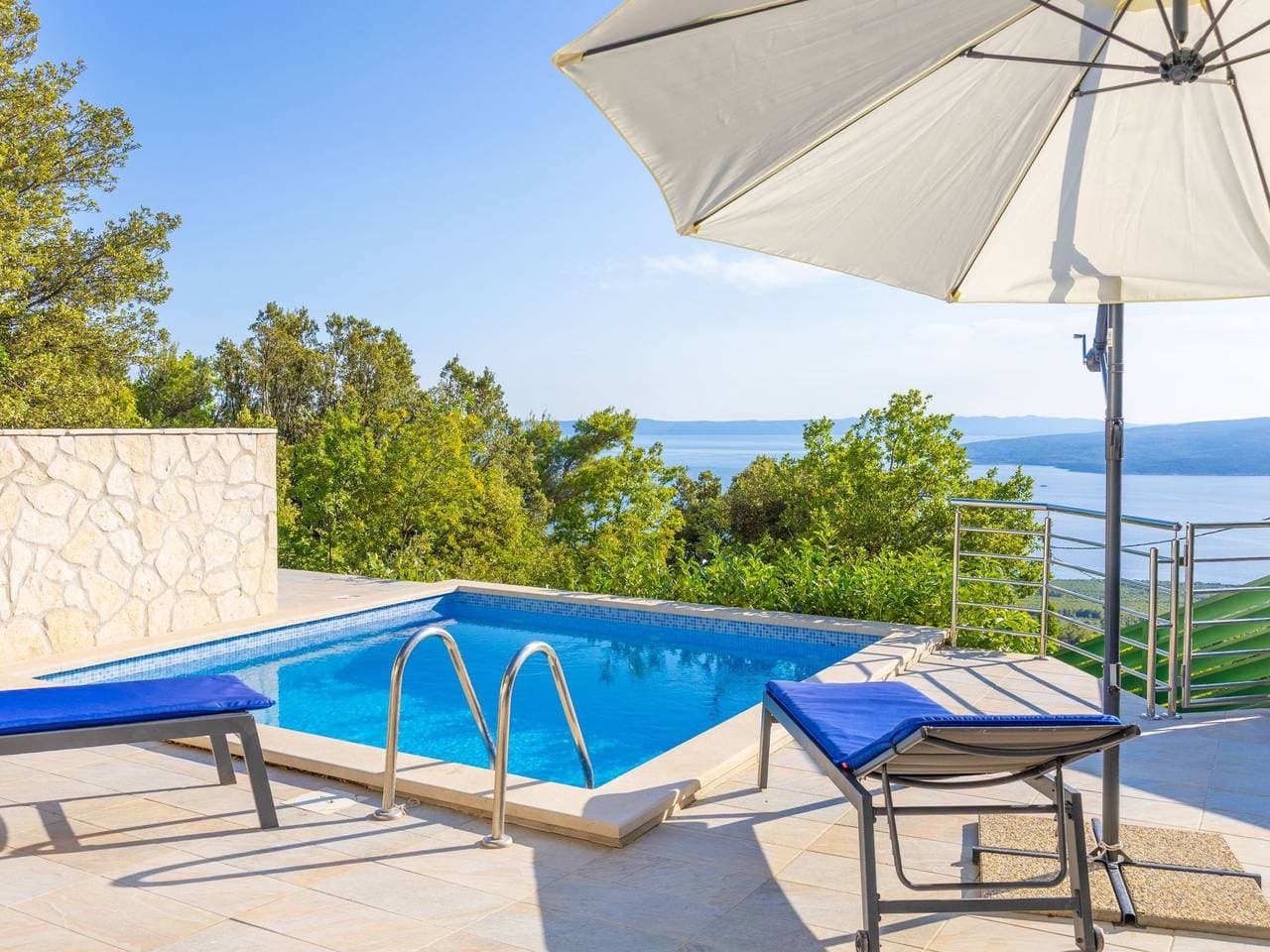 Foto 10 von 44: Günstiges Ferienhaus mit Pool und Meerblick