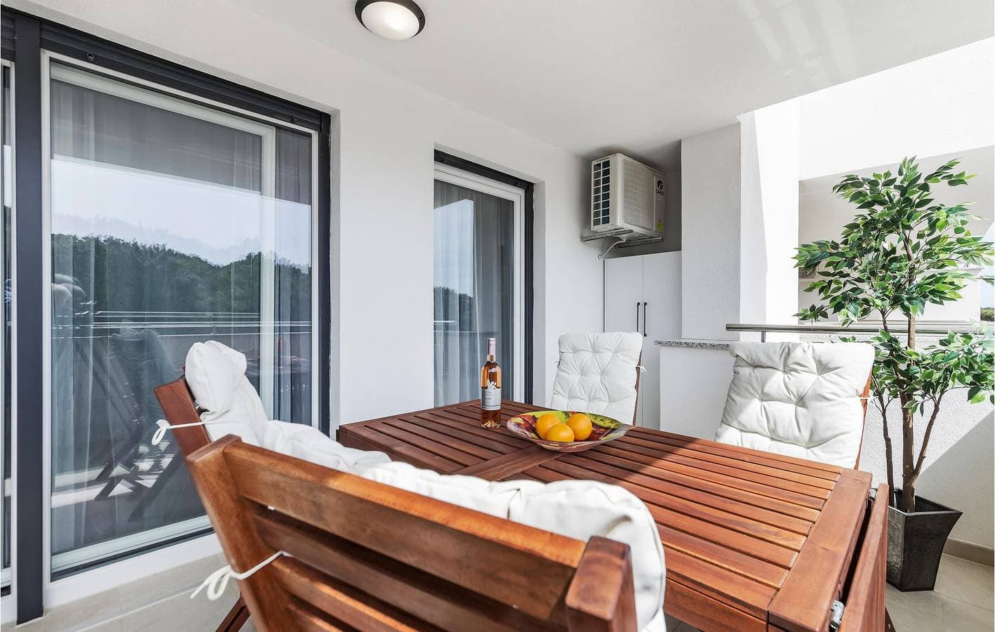 Foto 6 von 29: Gemütliche 1-Zimmer-Wohnung mit Terrasse, 1000 m vom Strand Bijela entfernt