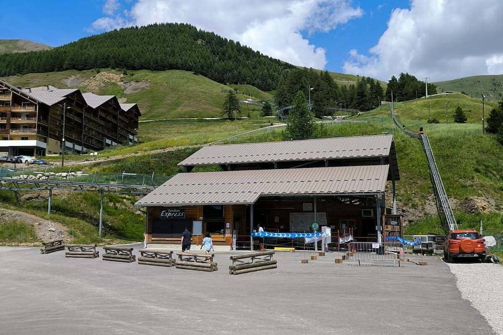 Foto 3 von 12: Vacation studio La Foux d'Allos - resort entrance + private parking lot