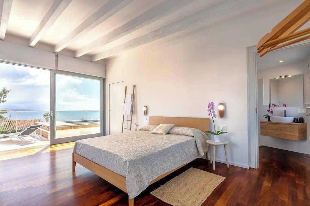 Foto 2 von 30: Luxury Seafront Villa with Rooftop Pool & Stunning Sea Views
