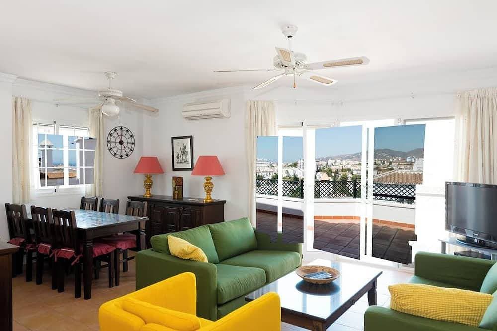 Foto 6 von 12: Penthouse 3 bedroom apartment, with shared pool, walking distance from the Sea.