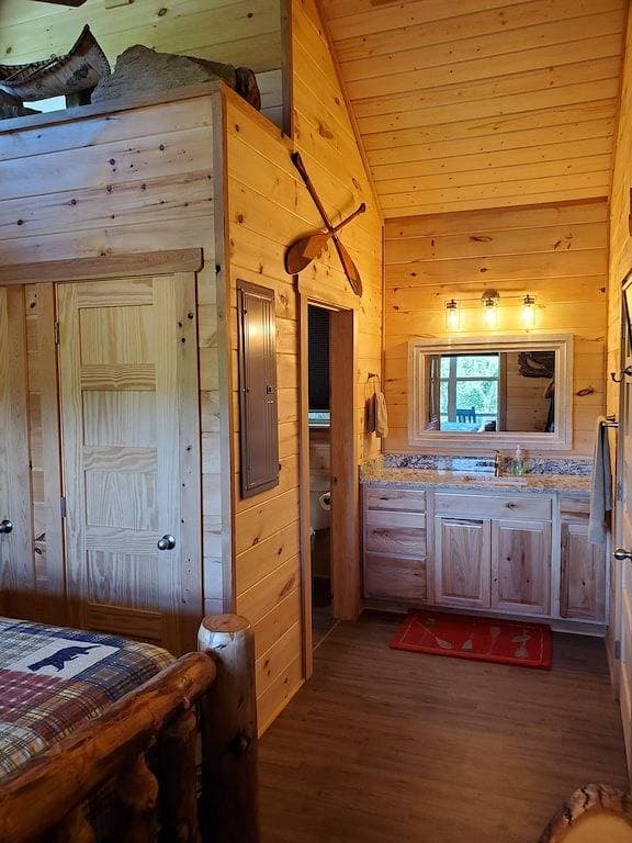 Foto 2 von 43: Private Cabin • Hot Tub • 2 Kings