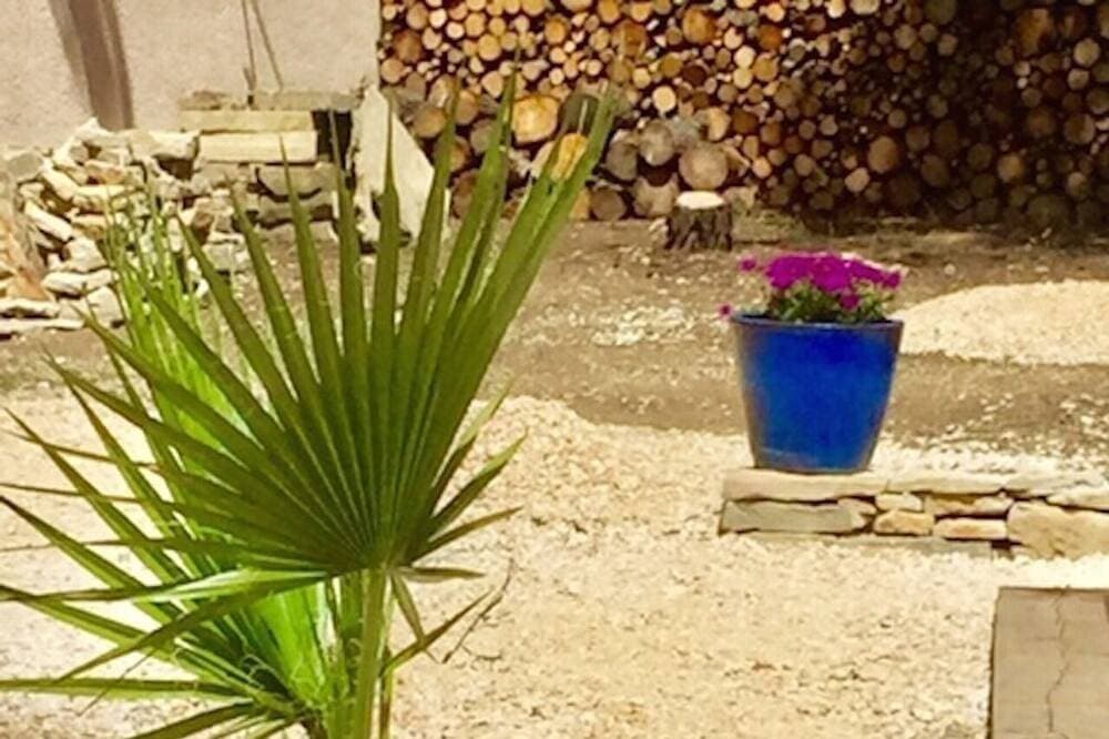 Foto 2 von 6: S'il est un lieu qui brille toute l'année, c'est \"Ici\"