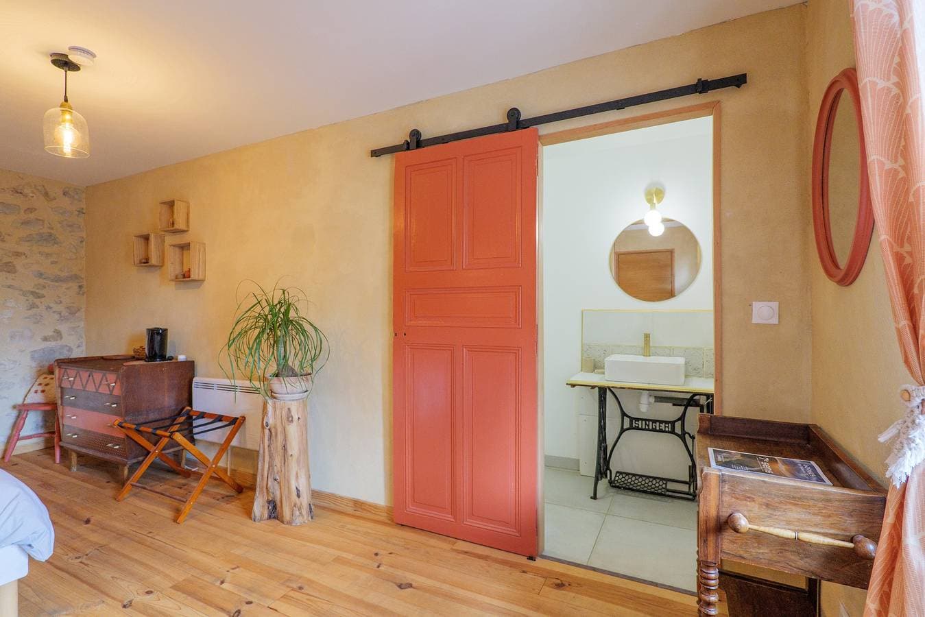 Foto 10 von 23: Gästezimmer „La Terre d’à Côté“ mit gemeinsamer Terrasse und WLAN