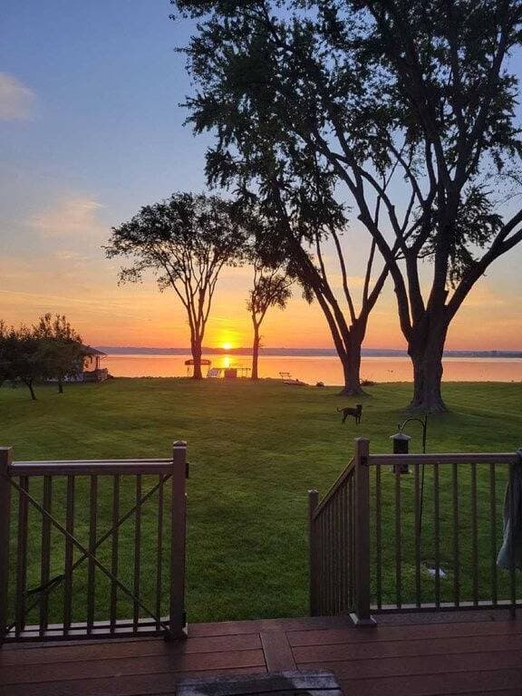 Foto 6 von 29: Beautiful Sunrises and Lakefront Views!