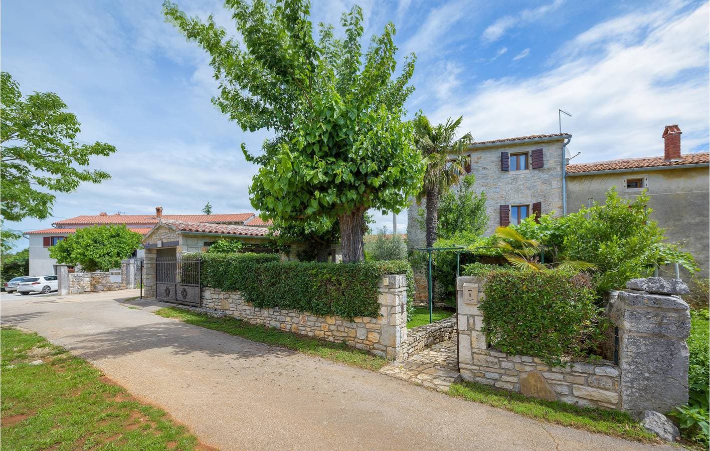 Geräumige 120 m² große Wohnung mit Terrasse, WLAN und Garage in der Nähe des Zentrums von Anzici 1