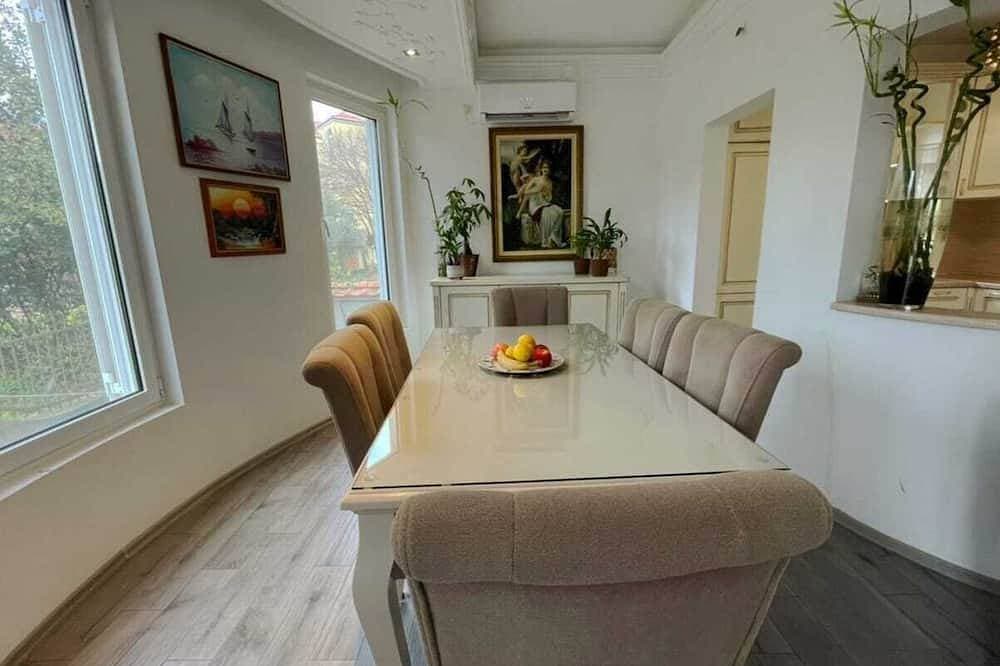 Foto 8 von 10: Modern Classic 2-Bedroom Apartment in Donja Lastva
