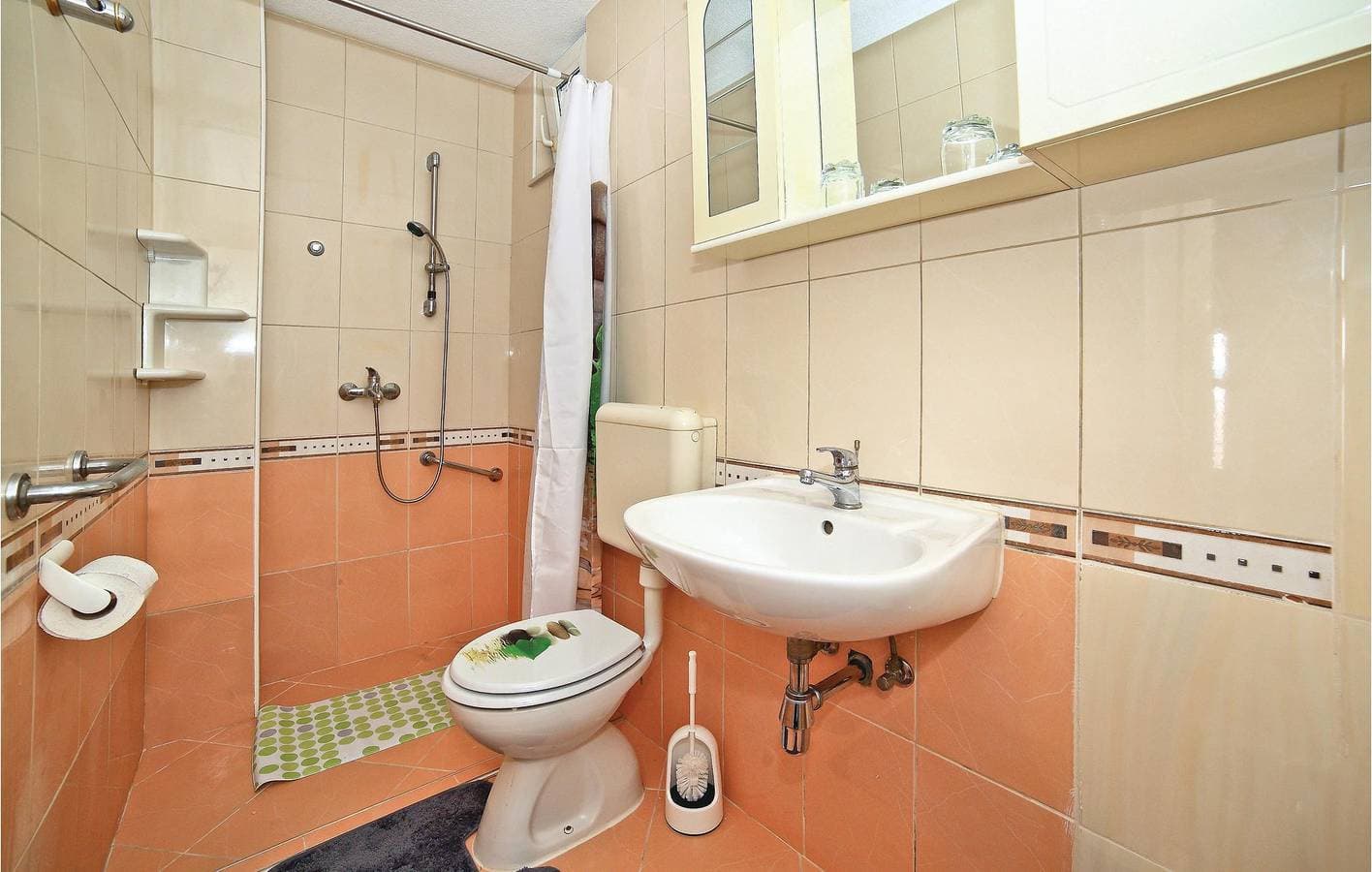 Foto 13 von 19: Gemütliche Ferienwohnung mit Terrasse, Parkplatz und WLAN in der Nähe des Strandes Uvala Bočići