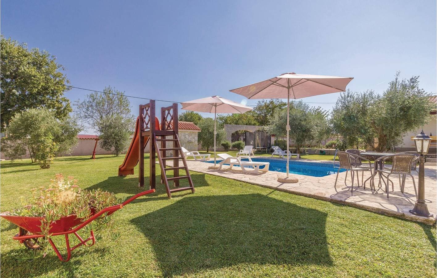 Foto 5 von 35: Charmantes Apartment mit Pool, Terrasse und WLAN in der Nähe des Stadtzentrums von Rebici