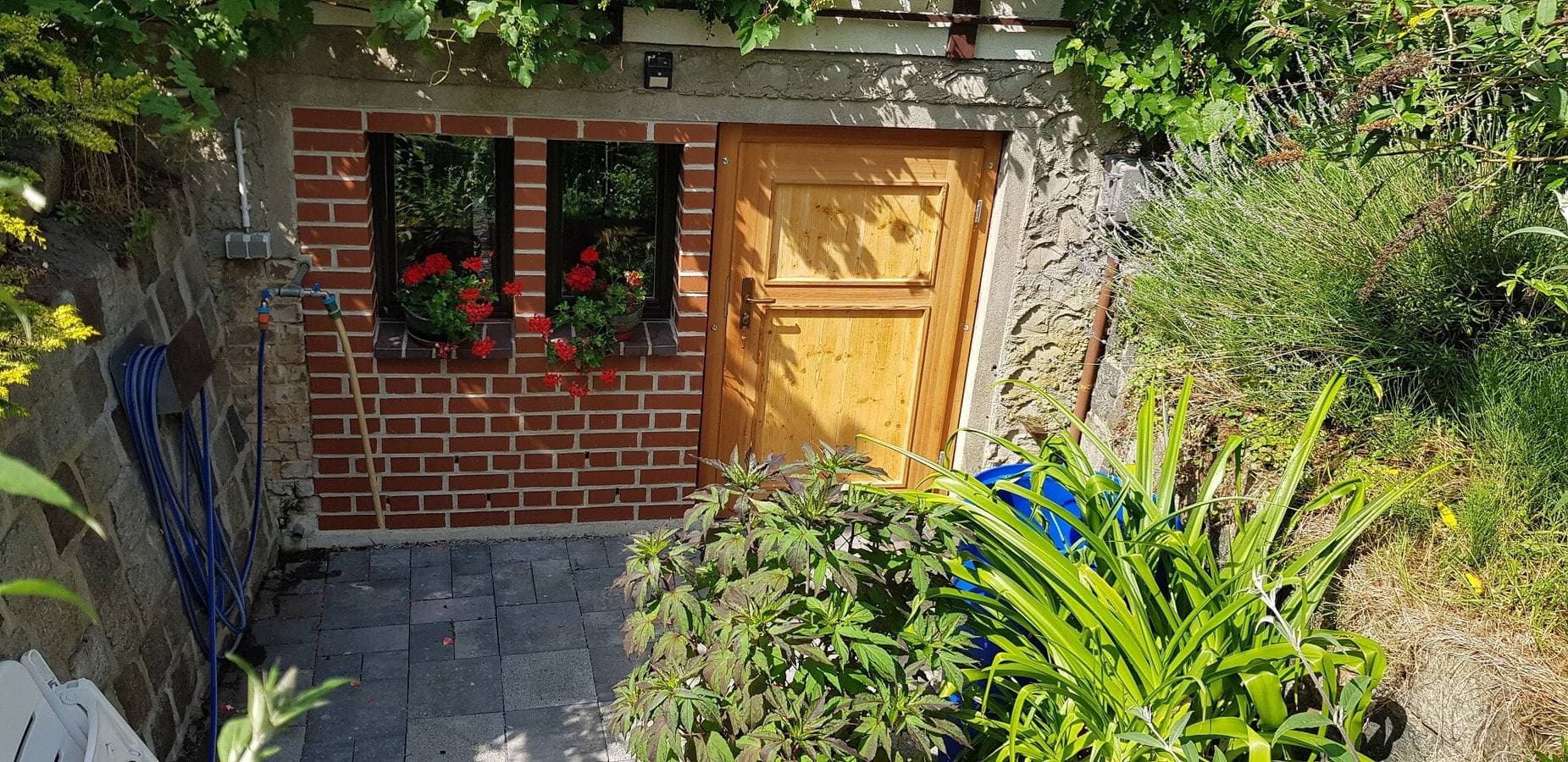 Foto 3 von 14: Bungalow 'Urgemütliches Am See' mit privater Terrasse und privatem Garten