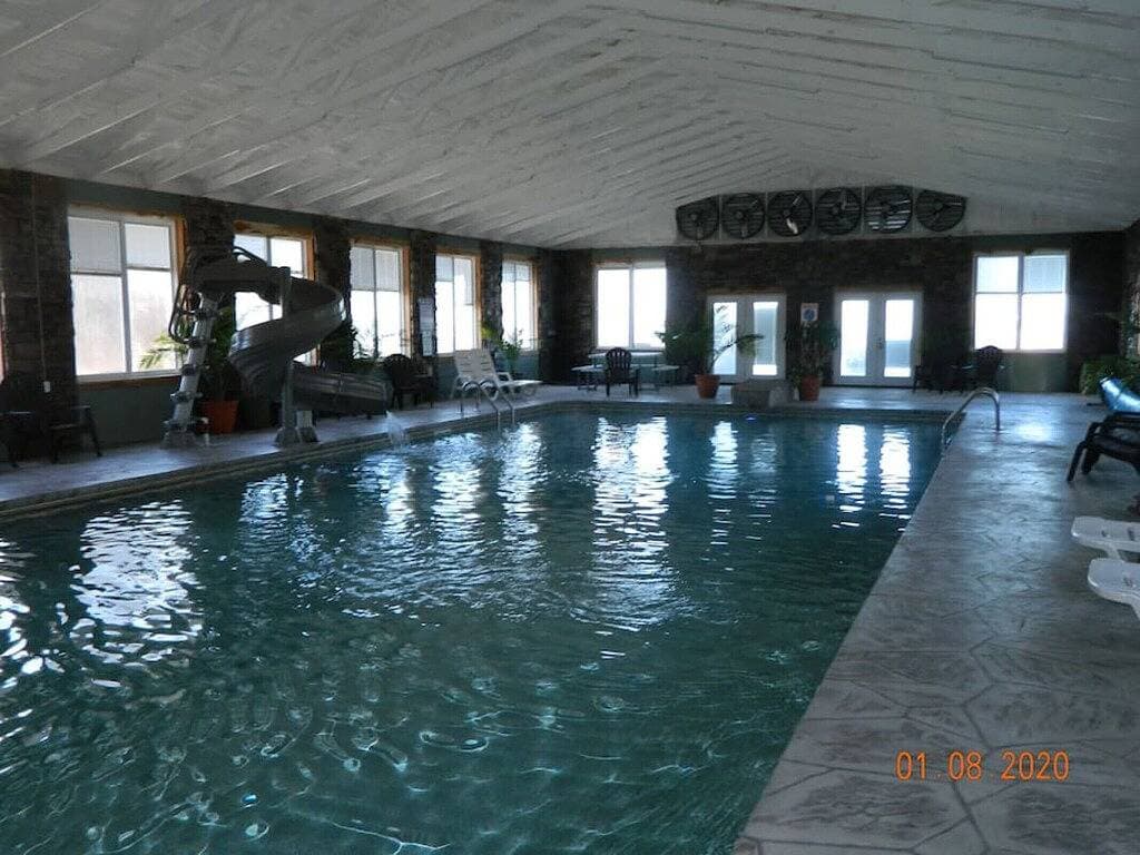 Foto 2 von 35: Get InTents indoor pool, hot tub, & more!