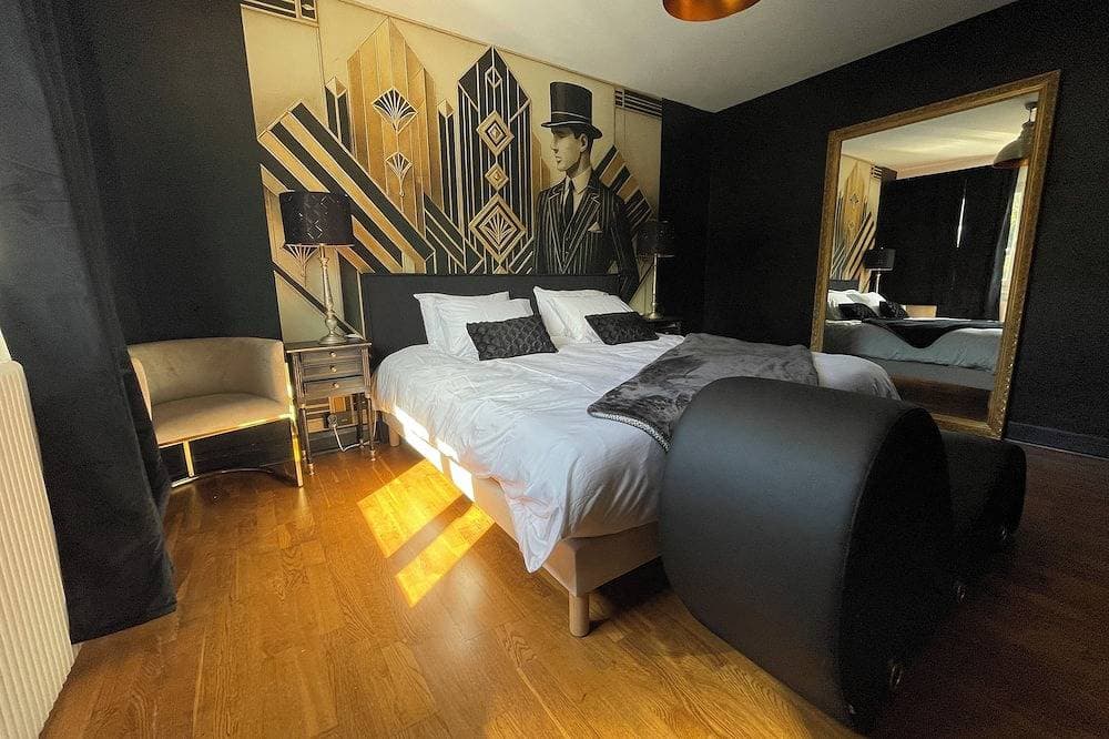 Foto 3 von 13: Le Repaire du Gentleman - Spa, Private Cinema & King-Size Bed • Enclosed Garage