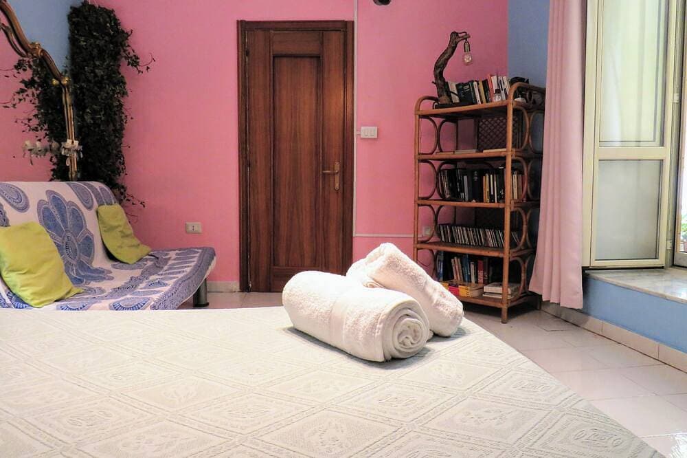 Foto 8 von 30: Großes, ruhiges Zimmer mit WLAN in der Mitte