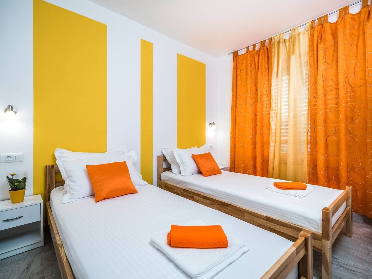 Foto 3 von 8: Apartments & Rooms Sunshine Home- Twin Room ( Yellow )