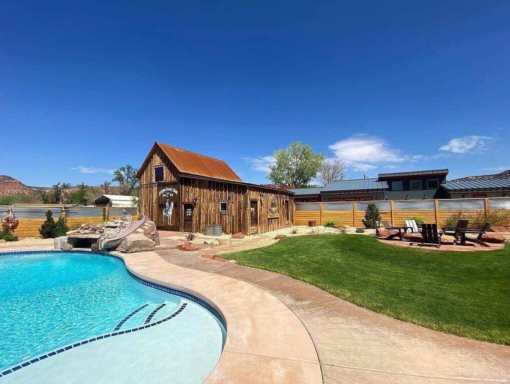 Foto 12 von 50: Luxe stay in Kanab with stargazing rooftop deck, pool & hot tub