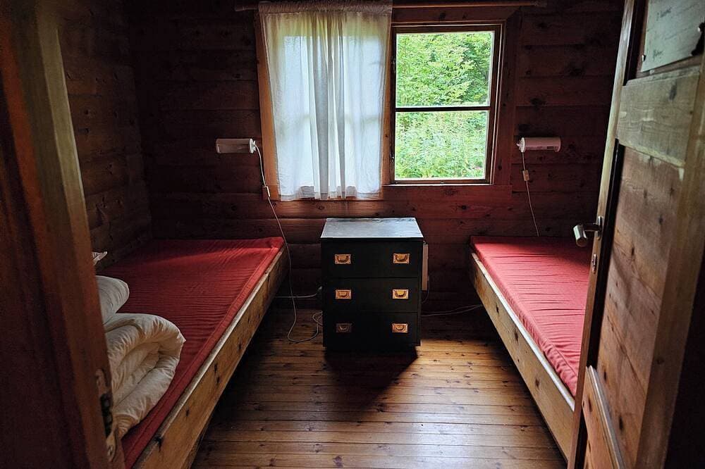 Foto 2 von 30: Charmante norwegische Blockhütte mit Grasdach