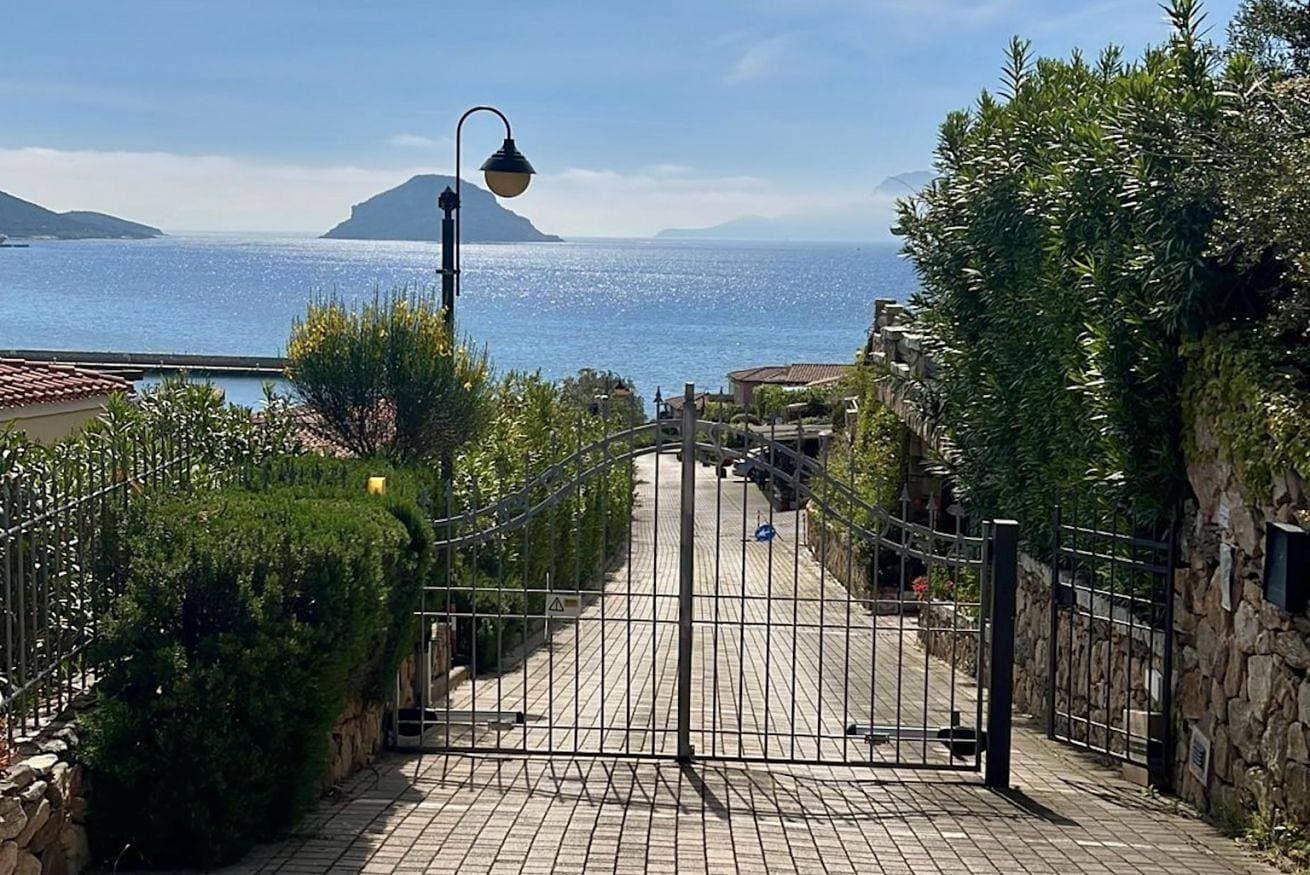 Foto 8 von 25: Ginestra Apartment. Three-room apartment, sleeps 6, on the ground floor with sea view.