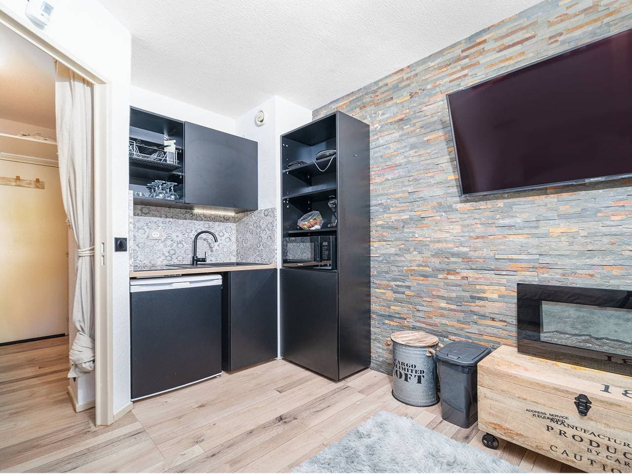Foto 4 von 15: Gemütliches Studio-Apartment mit Balkon und Küche
