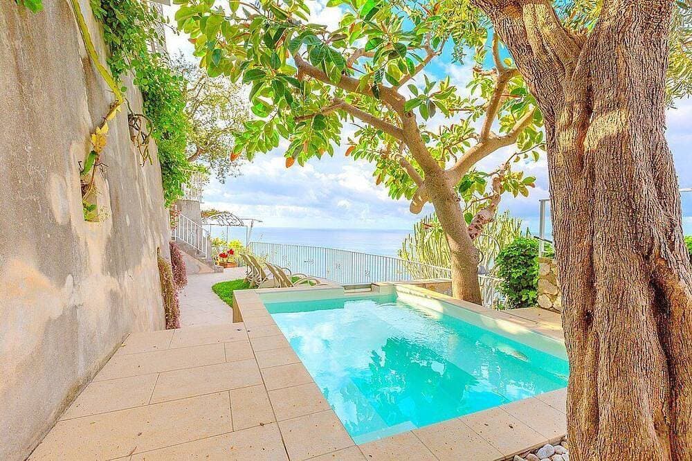 Foto 8 von 30: Villa Cleopatra: An elegant and welcoming two-story villa built sheer above the sea, with Free Wi-Fi.