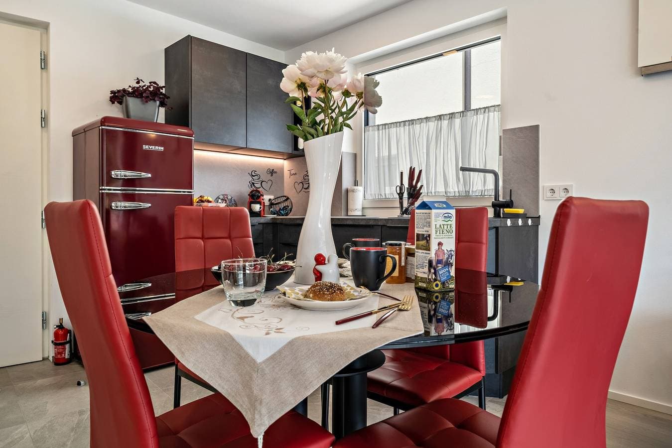 Foto 3 von 25: Ferienwohnung "Il Cuore Rosso" - Neubau im Zentrum mit Bergblick, Balkon und Klimaanlage