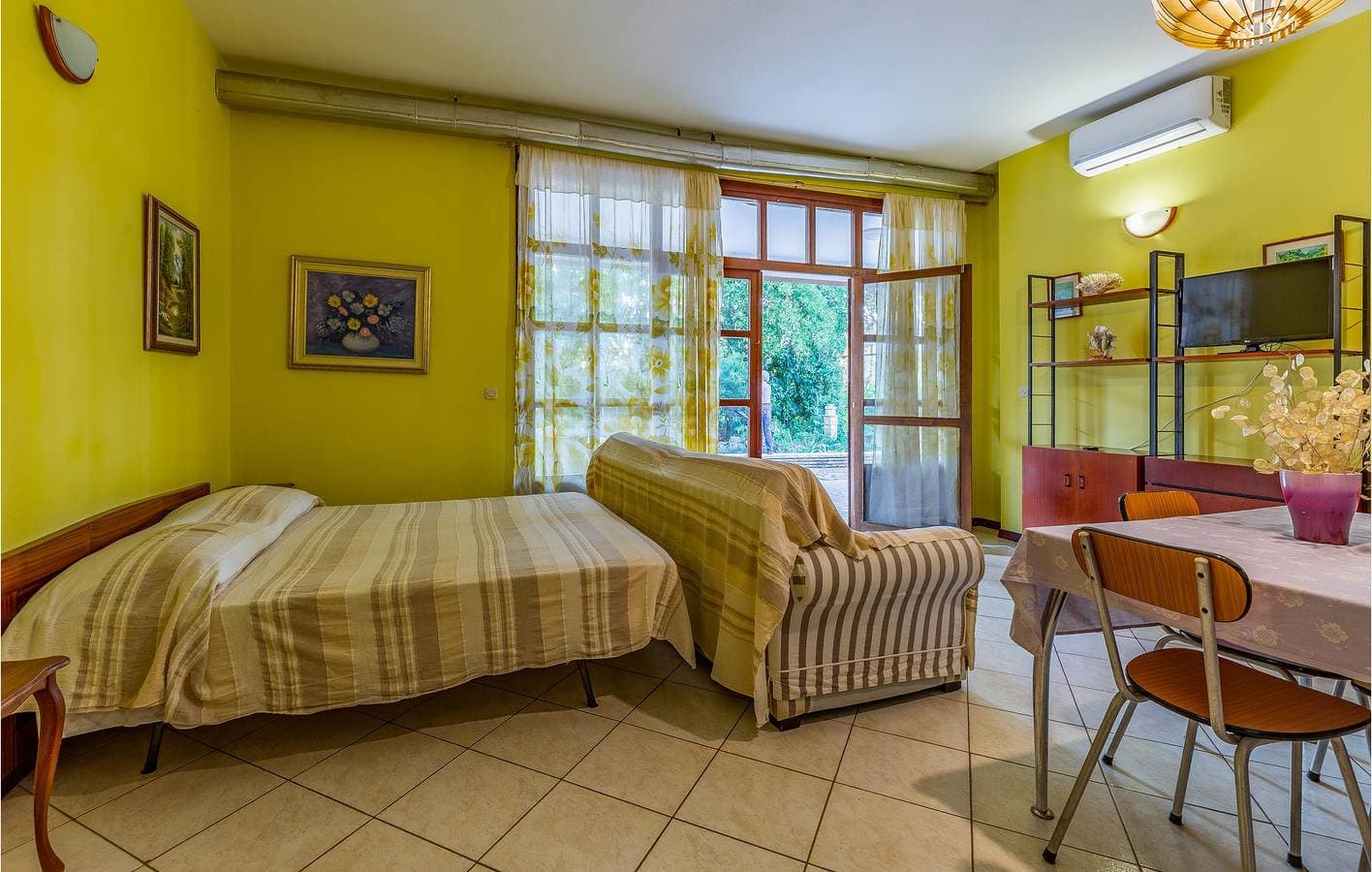 Foto 5 von 23: Gemütliche 1-Zimmer-Wohnung mit Terrasse in der Nähe des Strandes Bijela