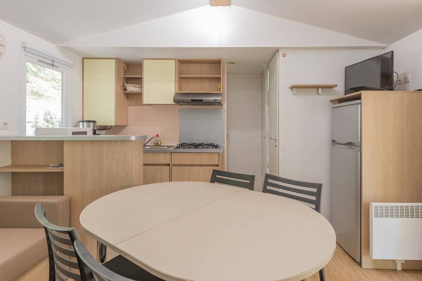 Foto 5 von 20: Wohnwagen 'Midi - Mobil Home 6-8 Pers' mit Gemeinschaftsterrasse und Gemeinschaftsgarten