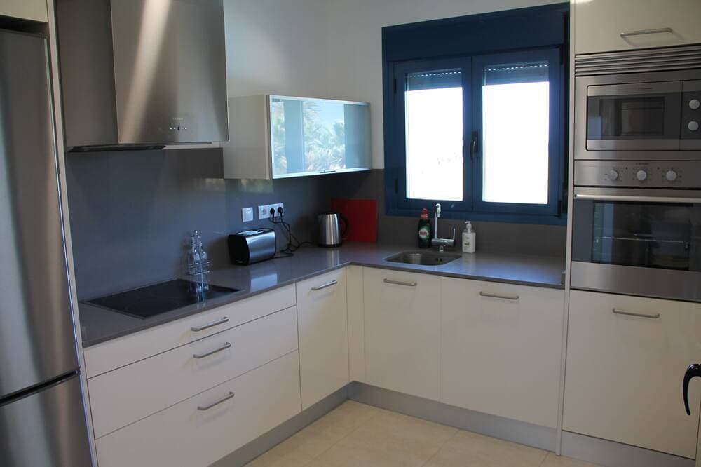 Foto 13 von 24: Neue Luxuswohnung in erster Strandlinie mit Meer- und Bergblick und Wi-Fi