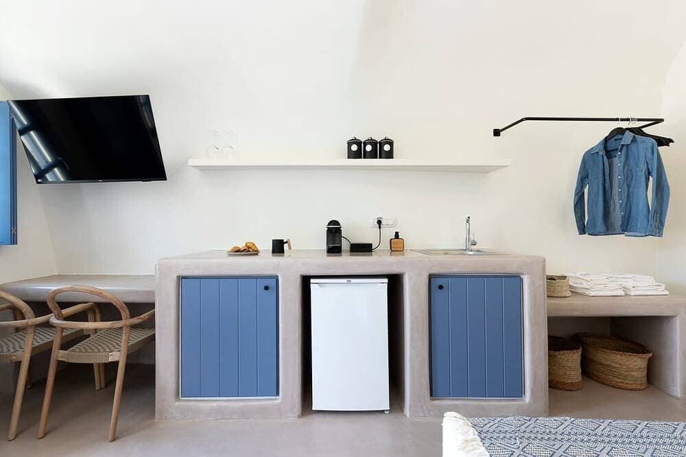 Foto 12 von 25: Amazing Santorini Suite | Hecate Suite | Private Hot Tub | Spacious Furnished.