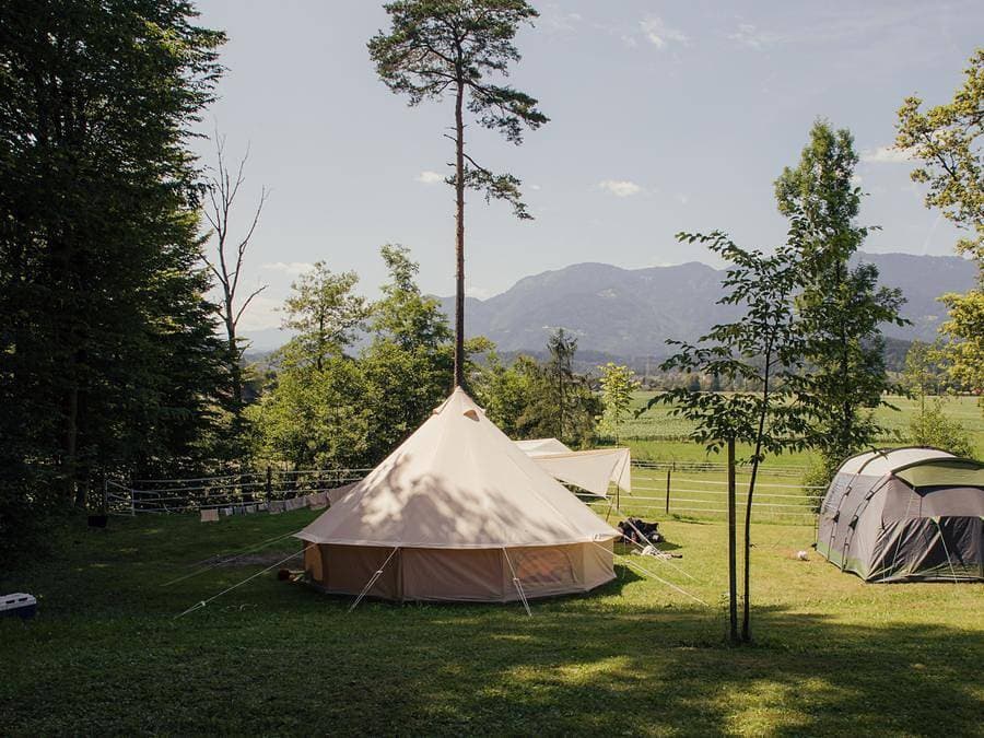 Foto 8 von 81: Forest Camping Mozirje - Unterkunft 3 personen - Glamping Hut Forest Bed