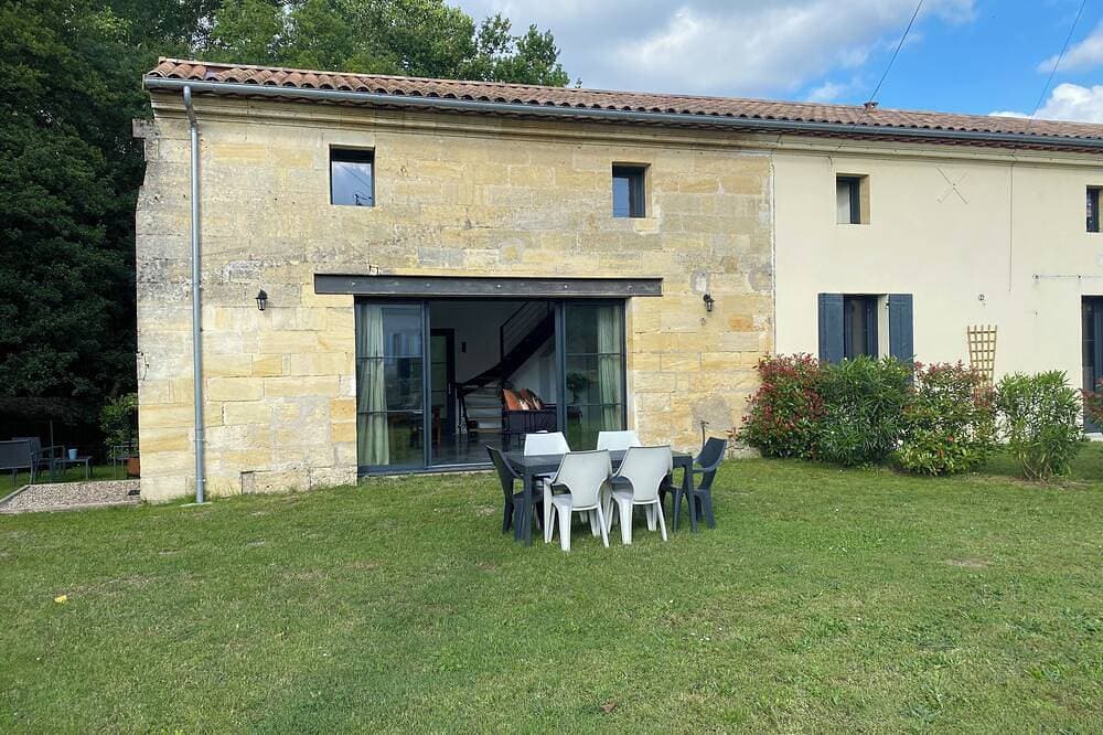 Foto 11 von 12: Ancienne Grange Renovee Dans Une Batisse En Pierre De Tailles Avec Jardin