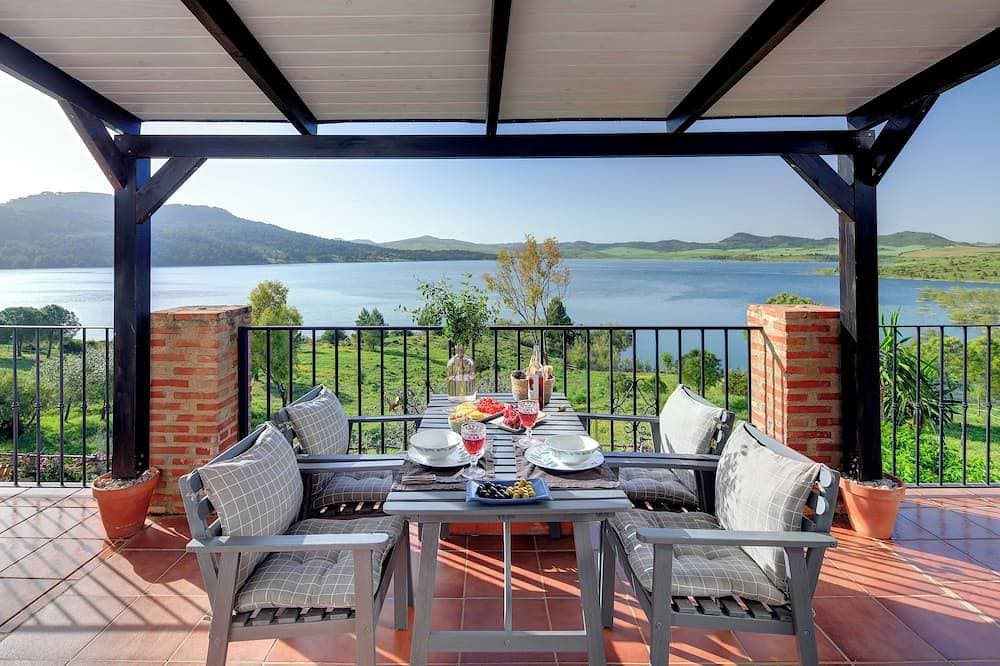 Foto 12 von 30: Renoviertes Ferienwohnungen mit grosser Terrasse und panoramischer Seeblick